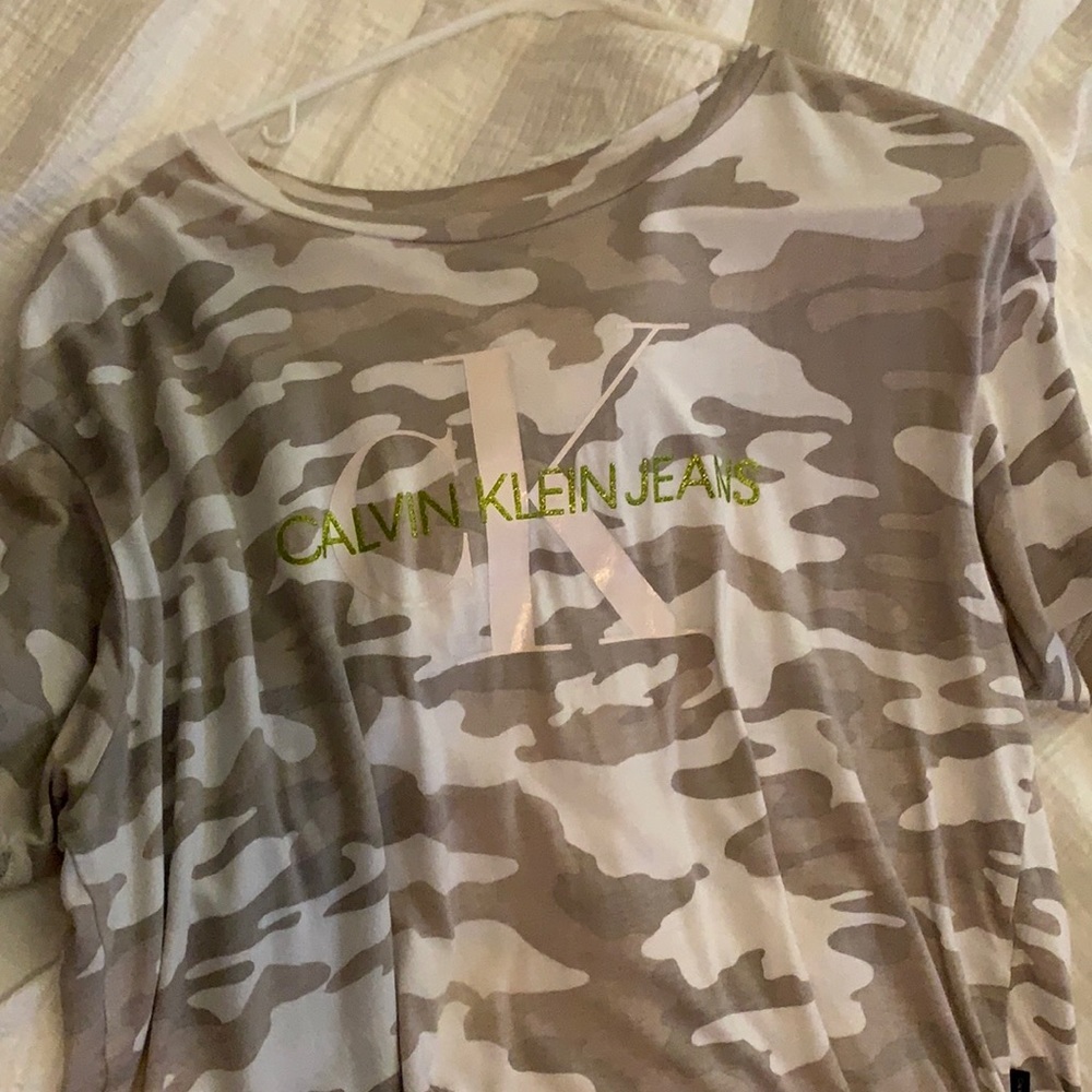 Womens calvin klien tee.